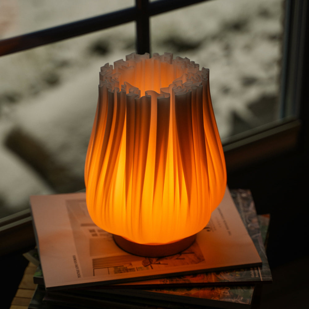 Cora Tischlampe – 3D-Designleuchte mit Eichenholz & warmem Licht