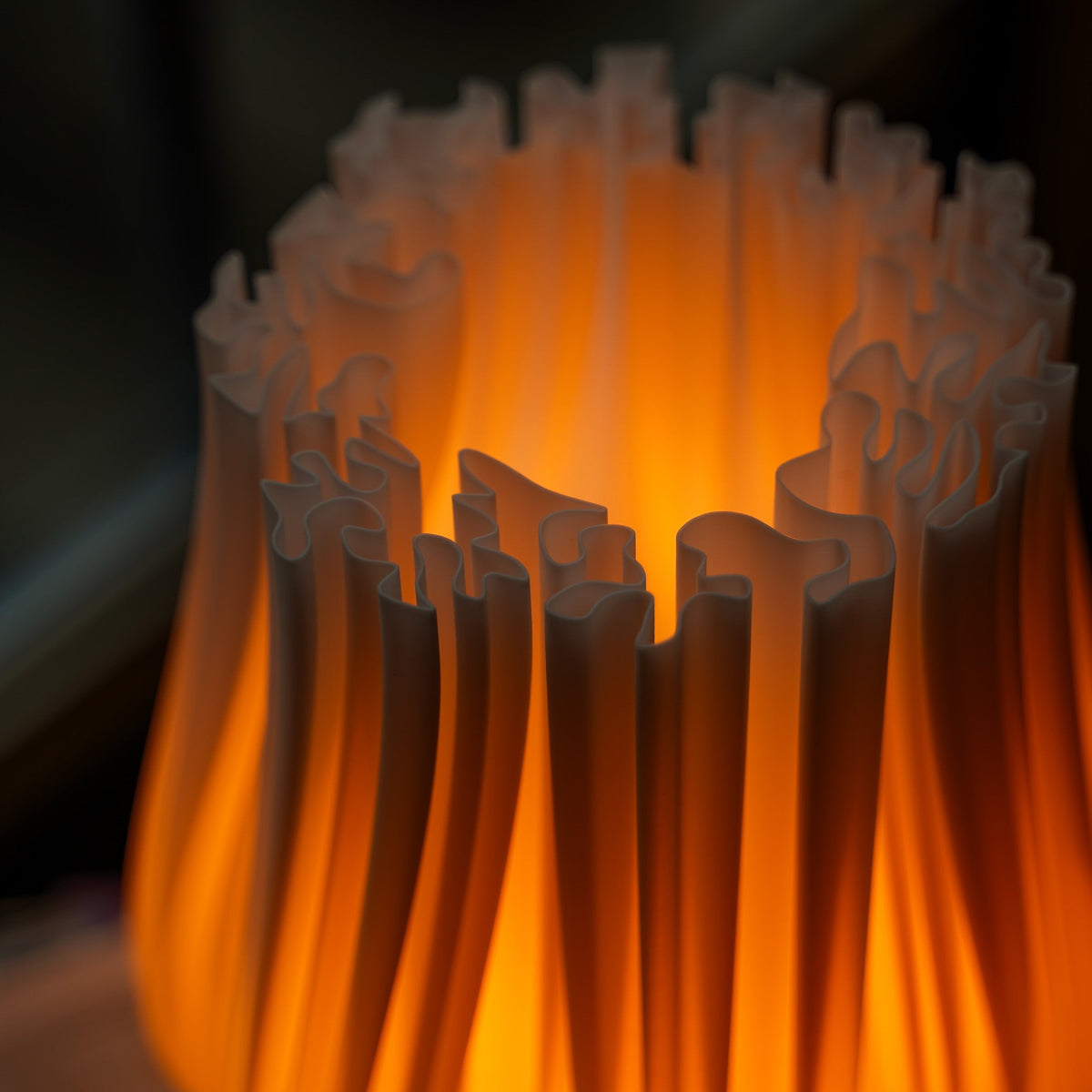 Cora Tischlampe – 3D-Designleuchte mit Eichenholz & warmem Licht