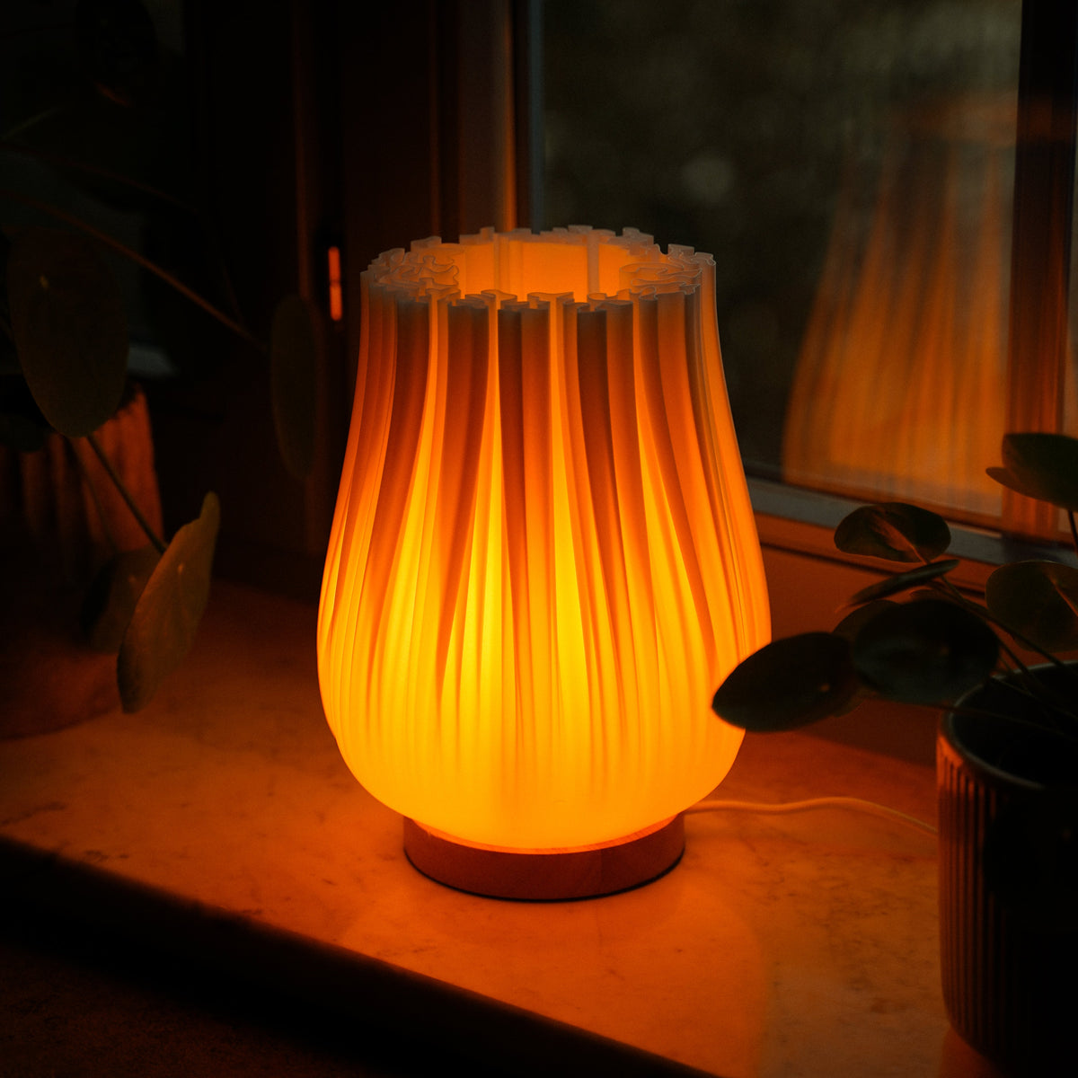 Cora Tischlampe – 3D-Designleuchte mit Eichenholz & warmem Licht