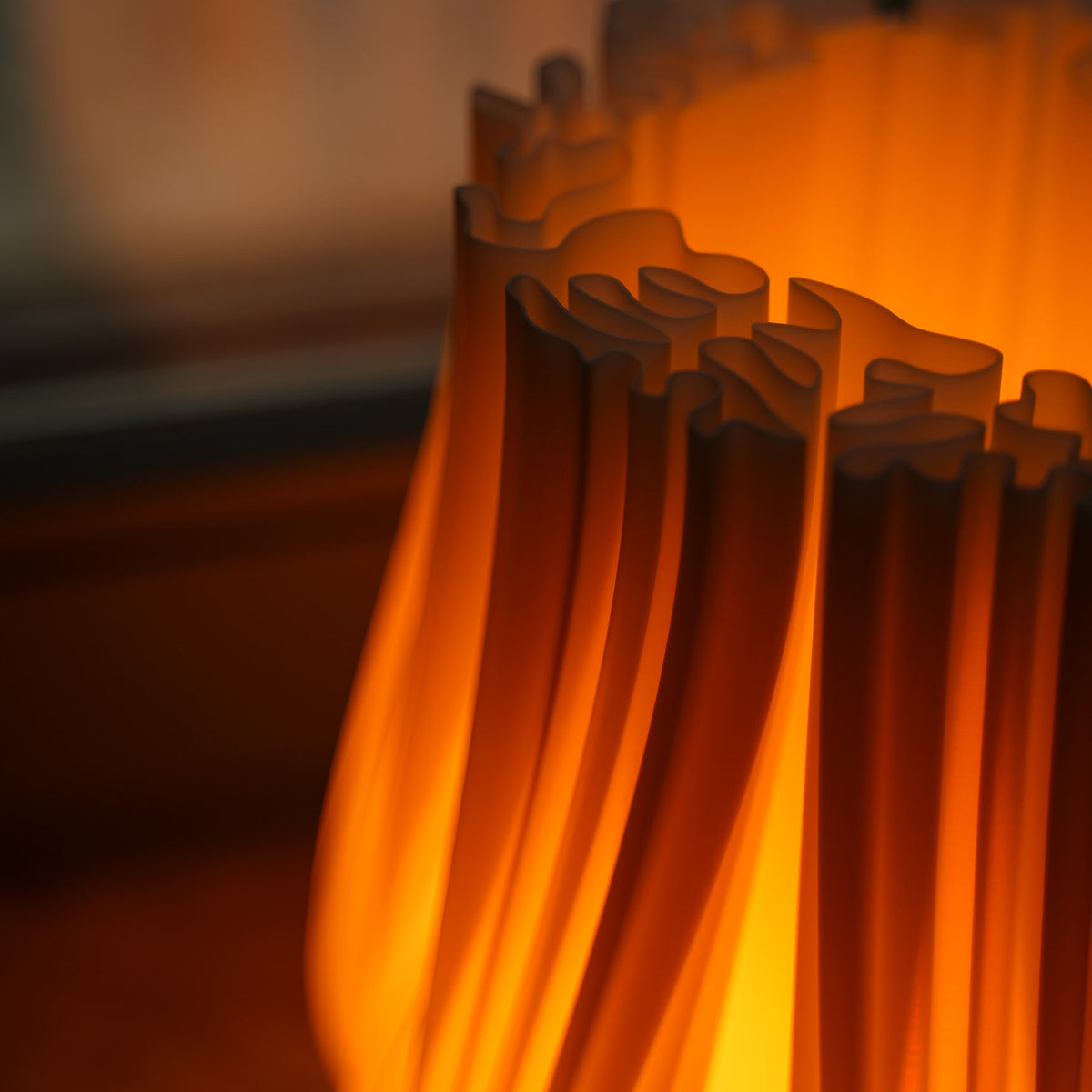Cora Tischlampe – 3D-Designleuchte mit Eichenholz & warmem Licht